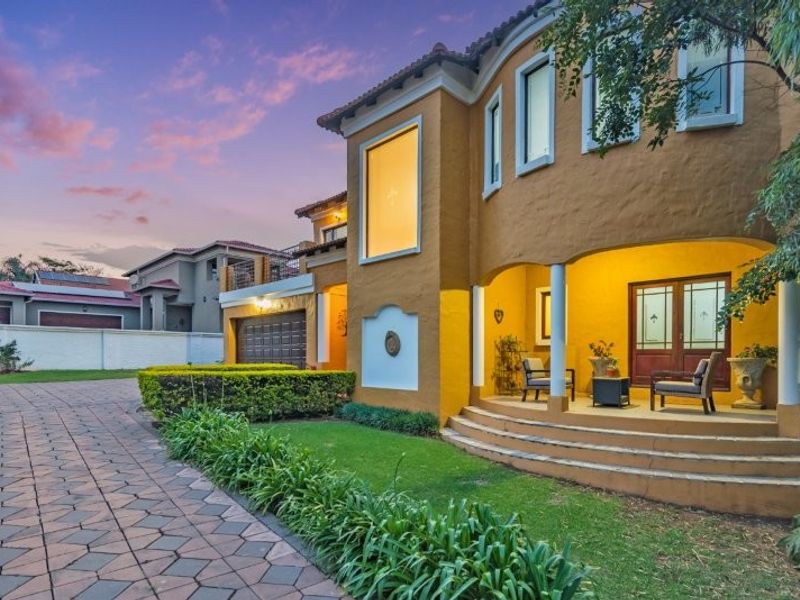 Rare 4 Bedroom Tuscan Style Home n Ruimsig Country Estate - Photo 3