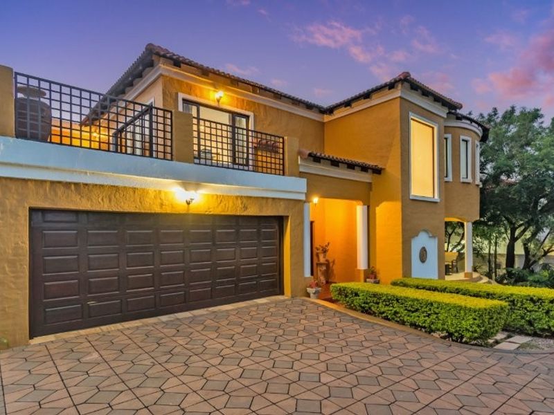 Rare 4 Bedroom Tuscan Style Home n Ruimsig Country Estate - Photo 5