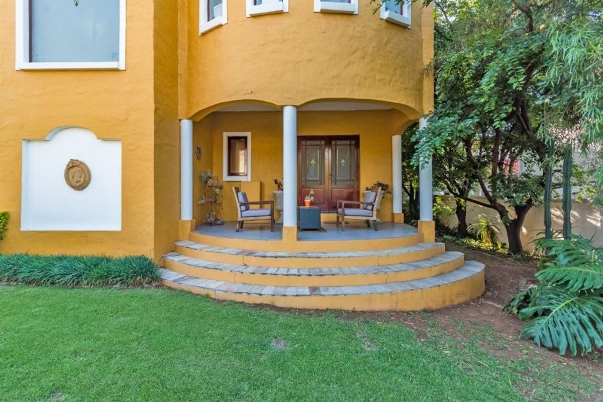 Rare 4 Bedroom Tuscan Style Home n Ruimsig Country Estate - Photo 2