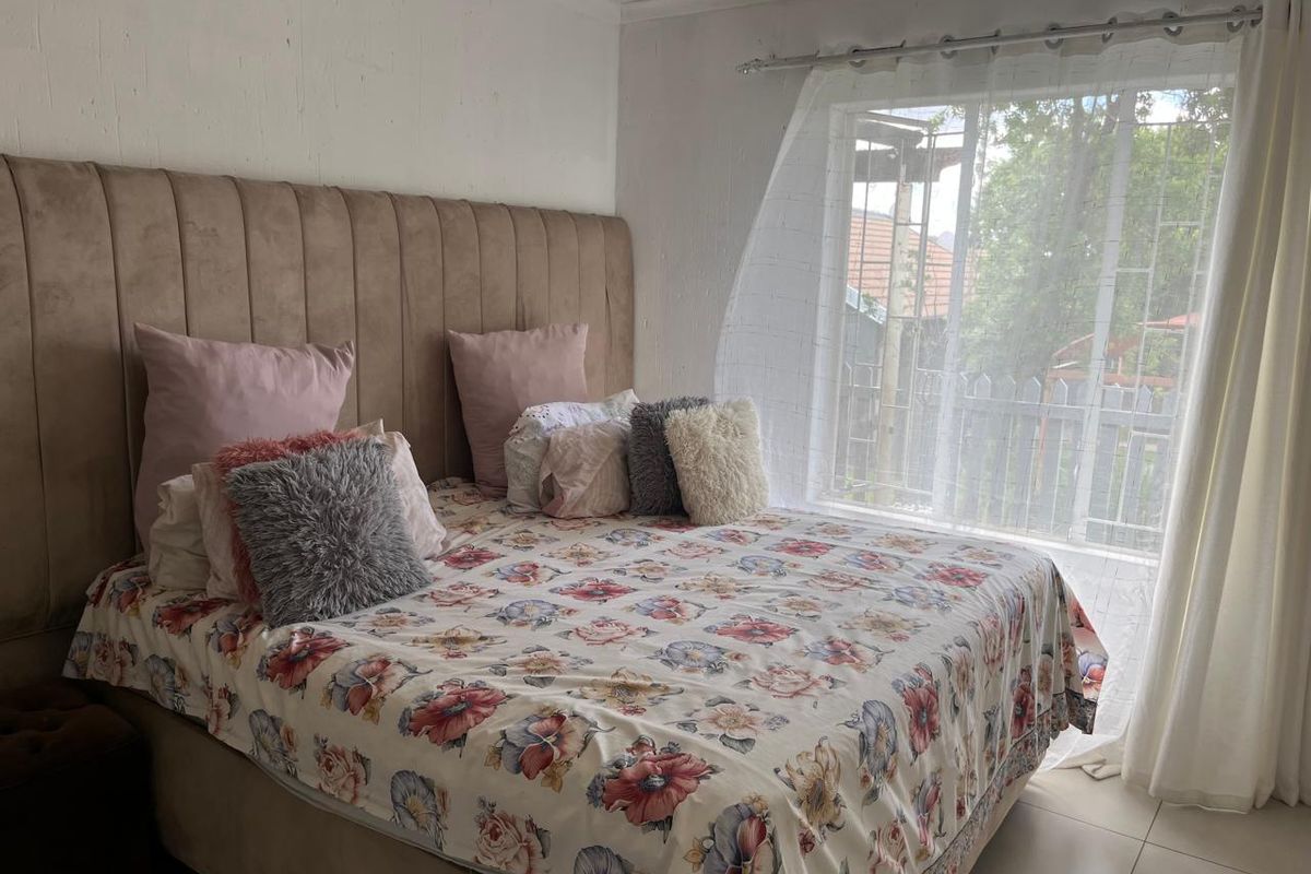 Lovely neat 2-bedroom townhouse nestled in a quiet, well-established complex - Photo 5