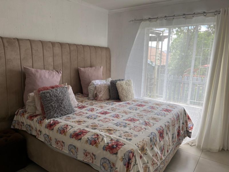 Lovely neat 2-bedroom townhouse nestled in a quiet, well-established complex - Photo 5