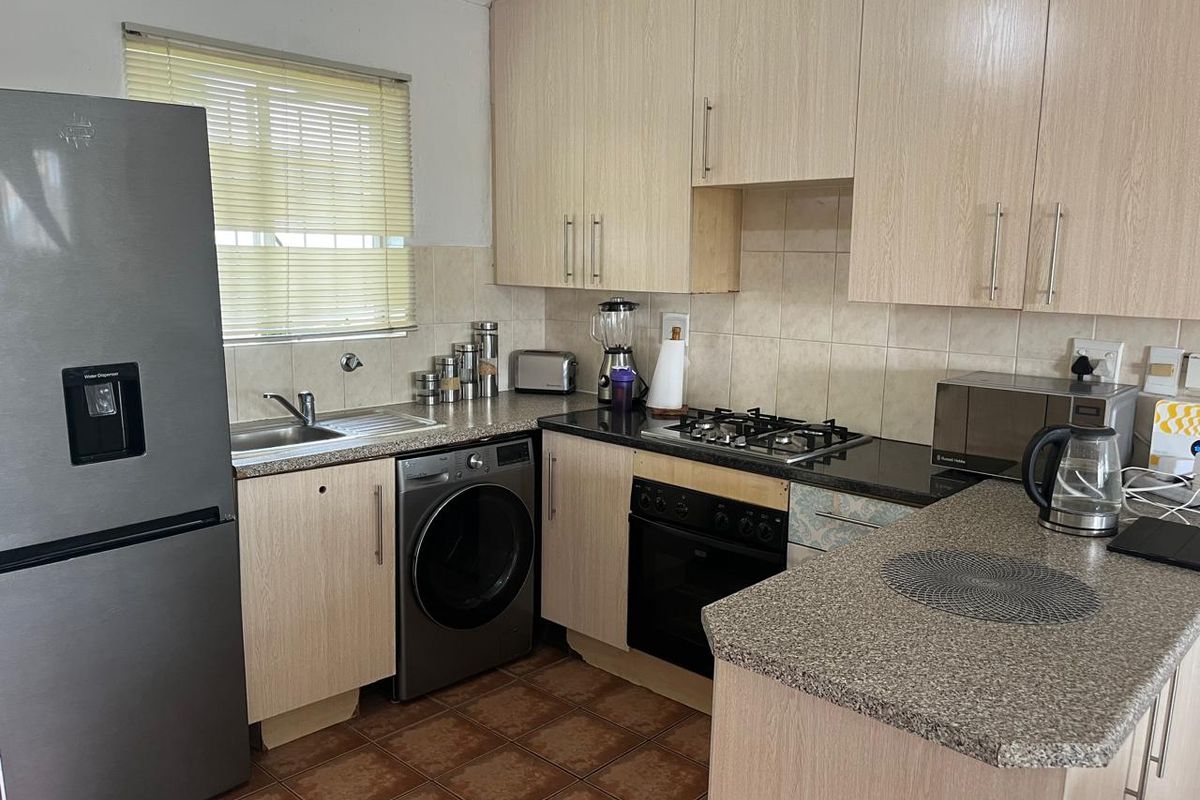 Lovely neat 2-bedroom townhouse nestled in a quiet, well-established complex - Photo 4