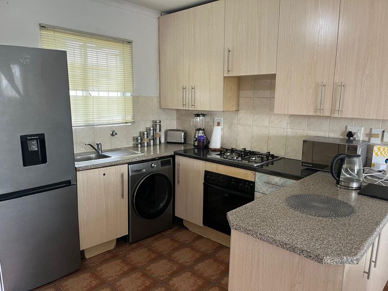 Lovely neat 2-bedroom townhouse nestled in a quiet, well-established complex - Photo 4