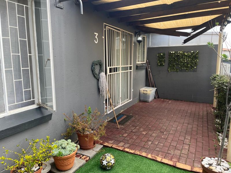 Lovely neat 2-bedroom townhouse nestled in a quiet, well-established complex - Photo 9