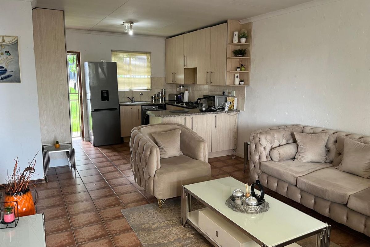 Lovely neat 2-bedroom townhouse nestled in a quiet, well-established complex - Photo 2