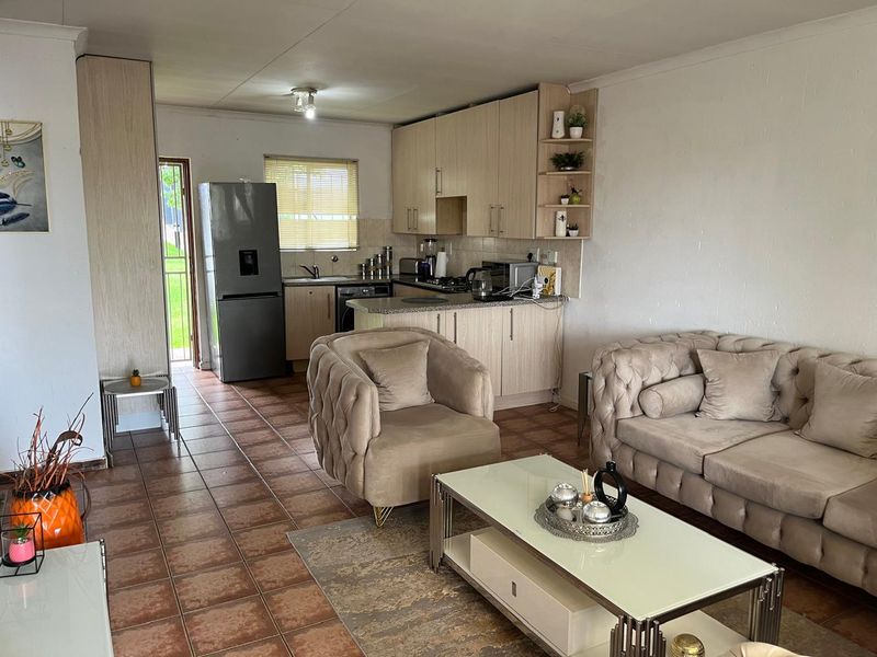 Lovely neat 2-bedroom townhouse nestled in a quiet, well-established complex - Photo 2