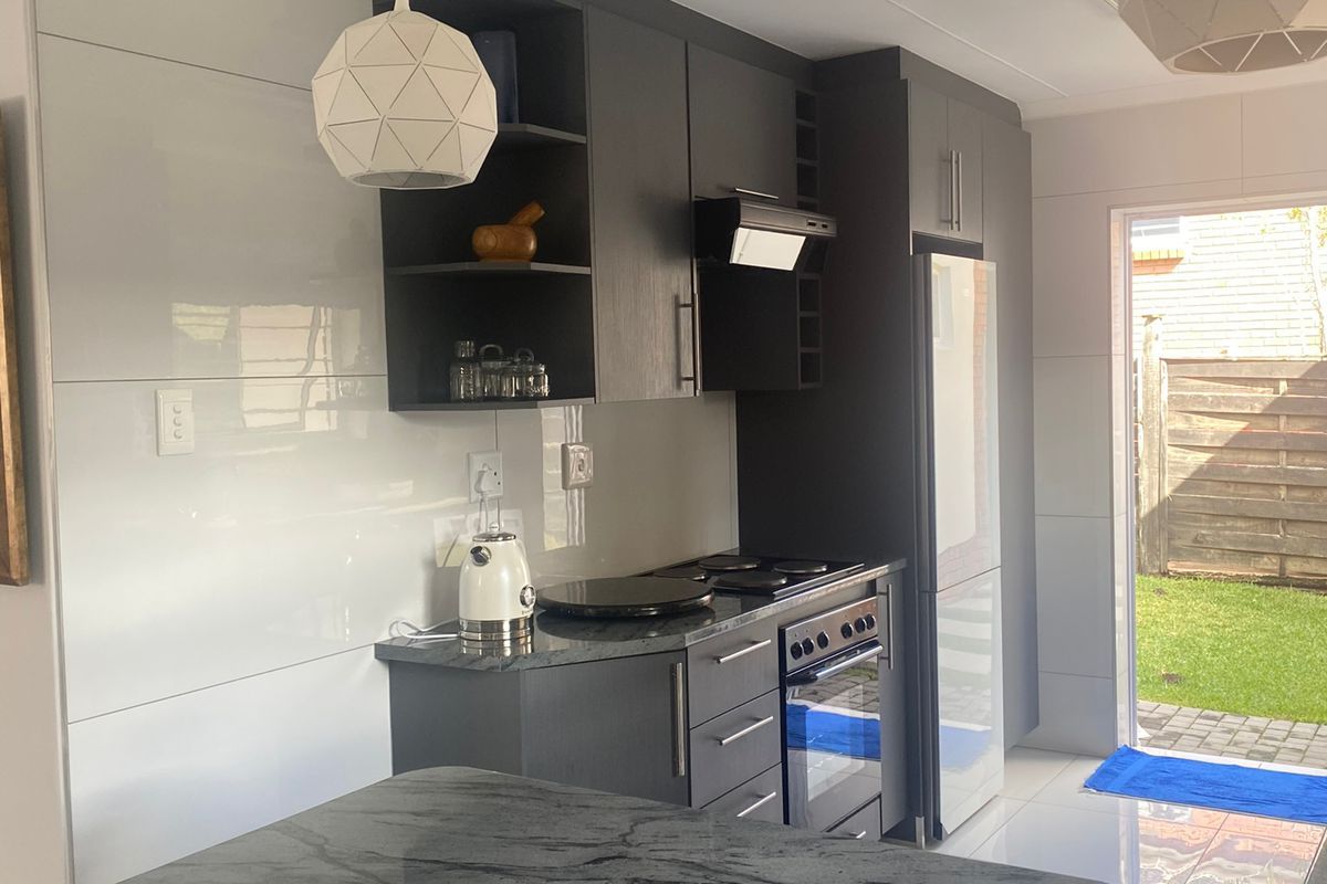 Stunning Fully Furnished Home to Rent in Beacon Bay! - Photo 3