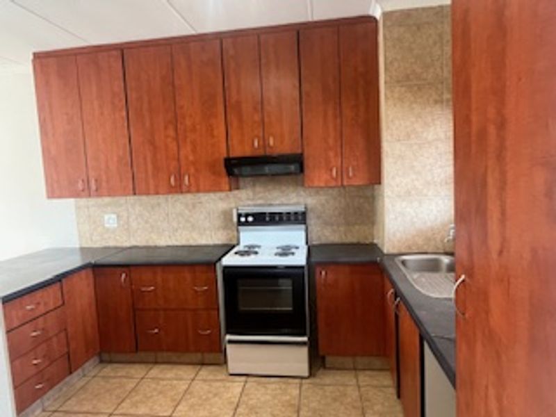 Modern 2-Bedroom Flat in Sought-After Gosforth Park - Photo 3