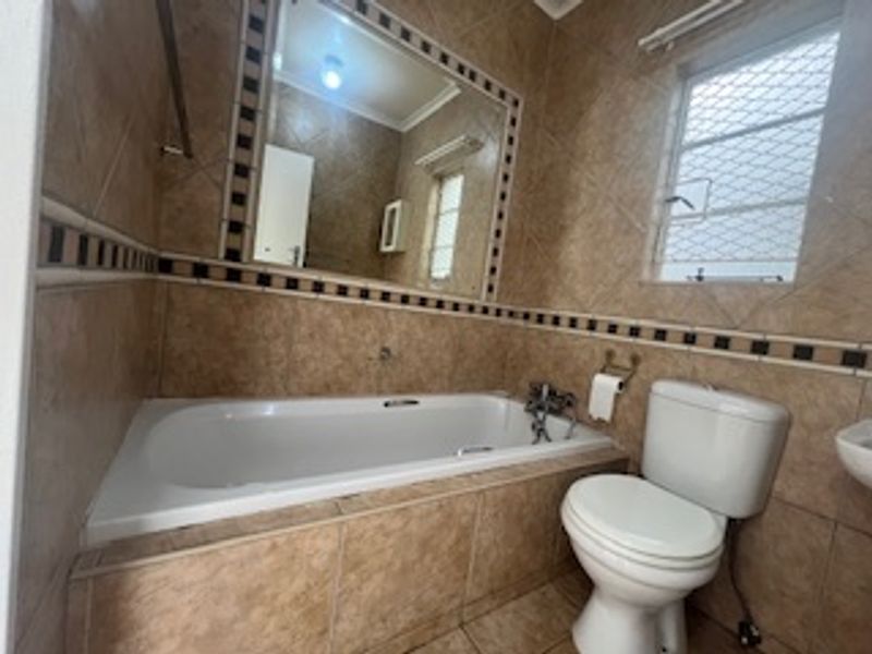 Modern 2-Bedroom Flat in Sought-After Gosforth Park - Photo 8