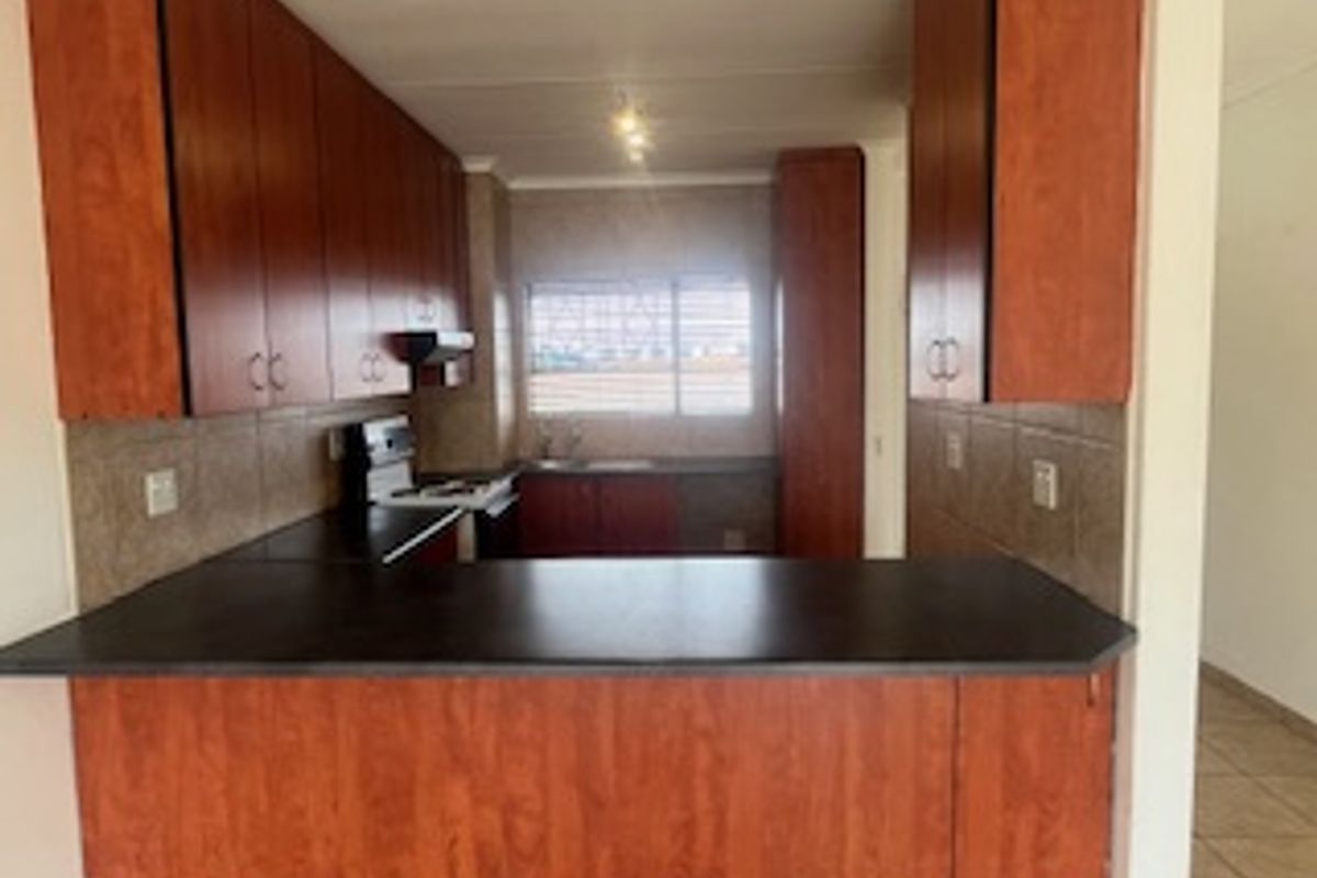 Modern 2-Bedroom Flat in Sought-After Gosforth Park - Photo 2