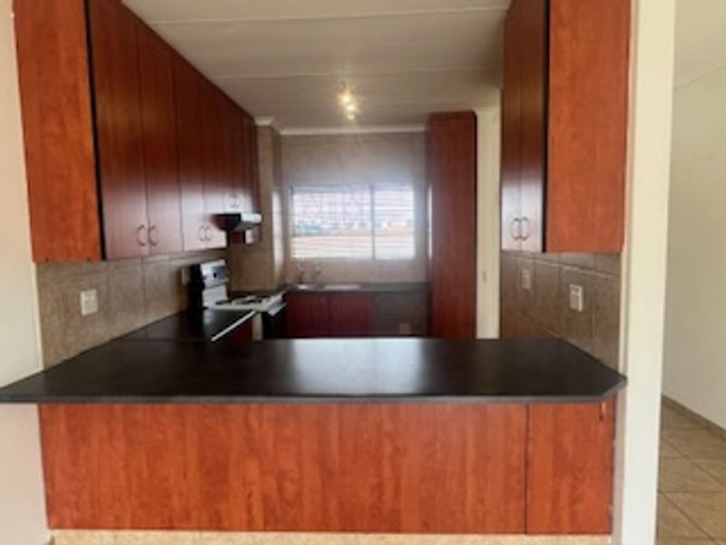 Modern 2-Bedroom Flat in Sought-After Gosforth Park - Photo 2