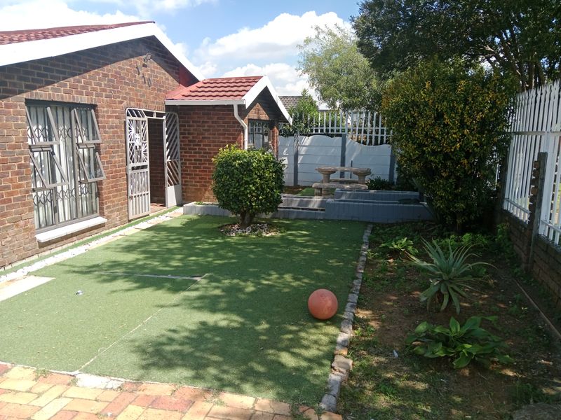 4 bedrooms, 2 bathrooms Crown Gardens - Photo 3