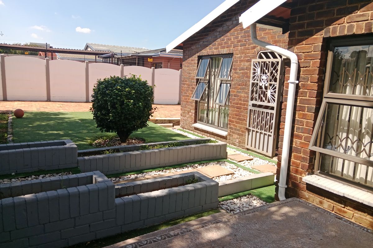 4 bedrooms, 2 bathrooms Crown Gardens - Photo 4