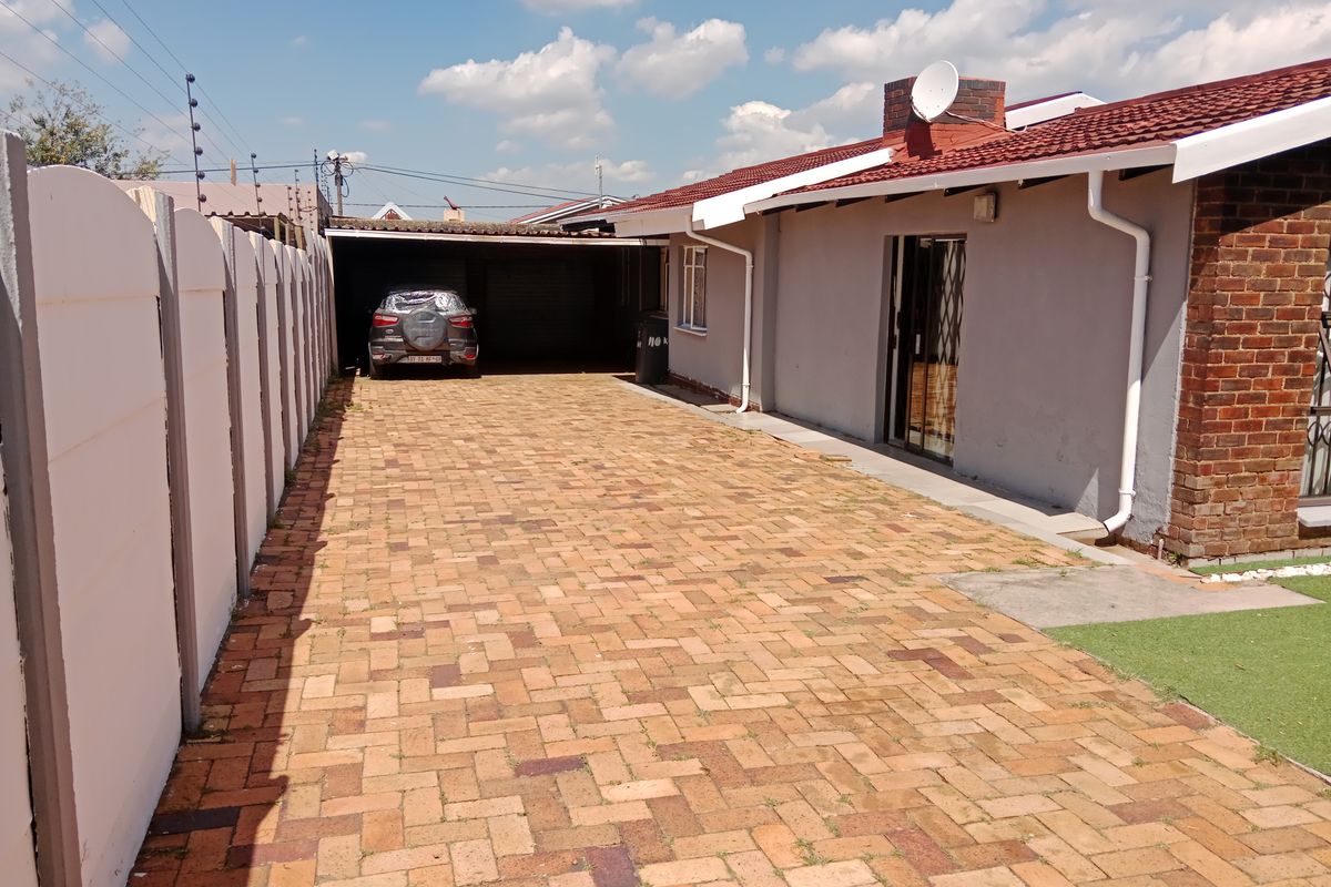 4 bedrooms, 2 bathrooms Crown Gardens - Photo 2