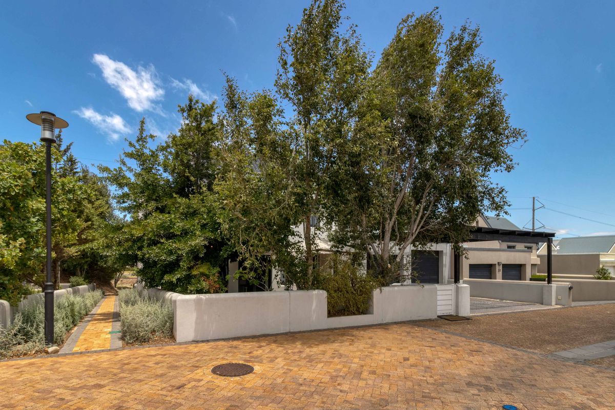 Family Home in Schonenberg Estate—Entertain in Style with Pool & Braai - Photo 2