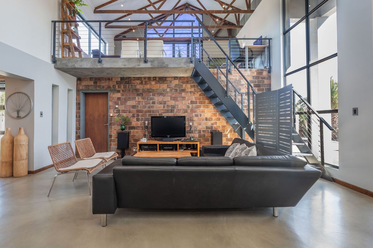 Double volume ceiling House 3 beds,2 lounges, 2  baths ,double garage for sale in parklands! - Photo 3