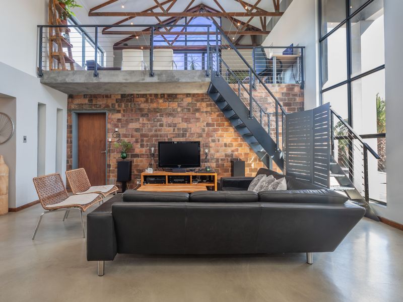 Double volume ceiling House 3 beds,2 lounges, 2  baths ,double garage for sale in parklands! - Photo 3