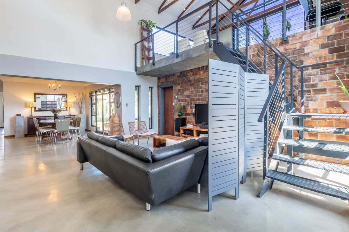 Double volume ceiling House 3 beds,2 lounges, 2  baths ,double garage for sale in parklands! - Photo 2