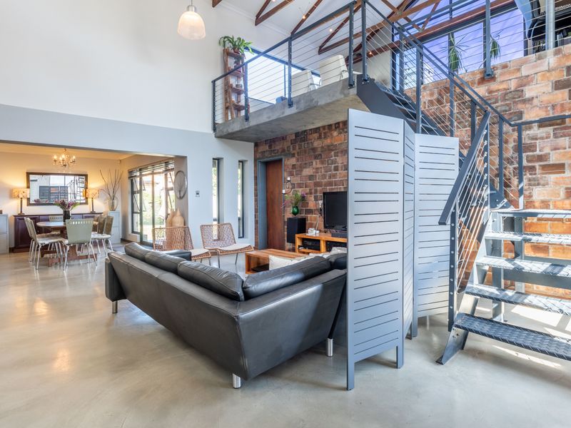 Double volume ceiling House 3 beds,2 lounges, 2  baths ,double garage for sale in parklands! - Photo 2