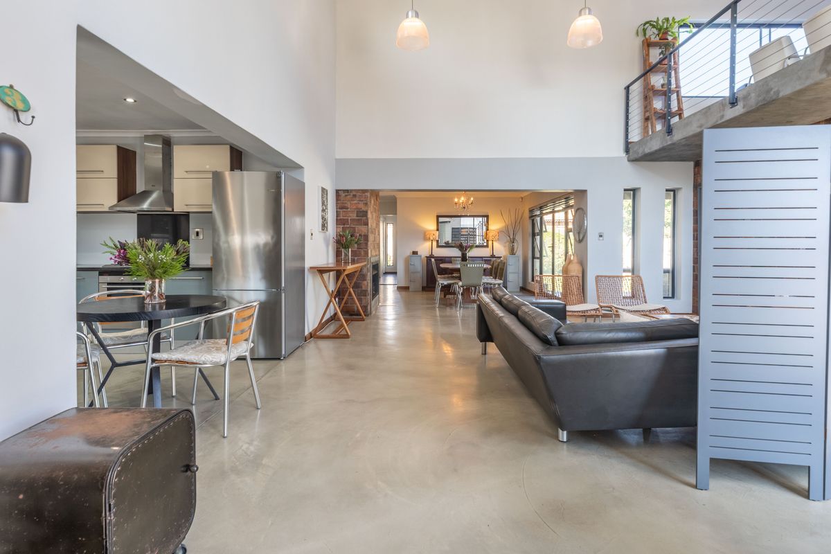 Double volume ceiling House 3 beds,2 lounges, 2  baths ,double garage for sale in parklands! - Photo 5