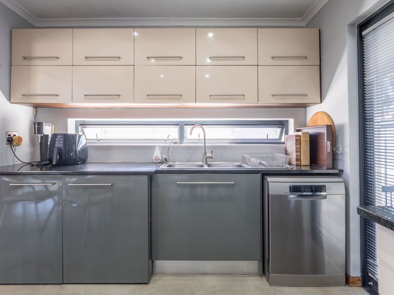 Double volume ceiling House 3 beds,2 lounges, 2  baths ,double garage for sale in parklands! - Photo 10