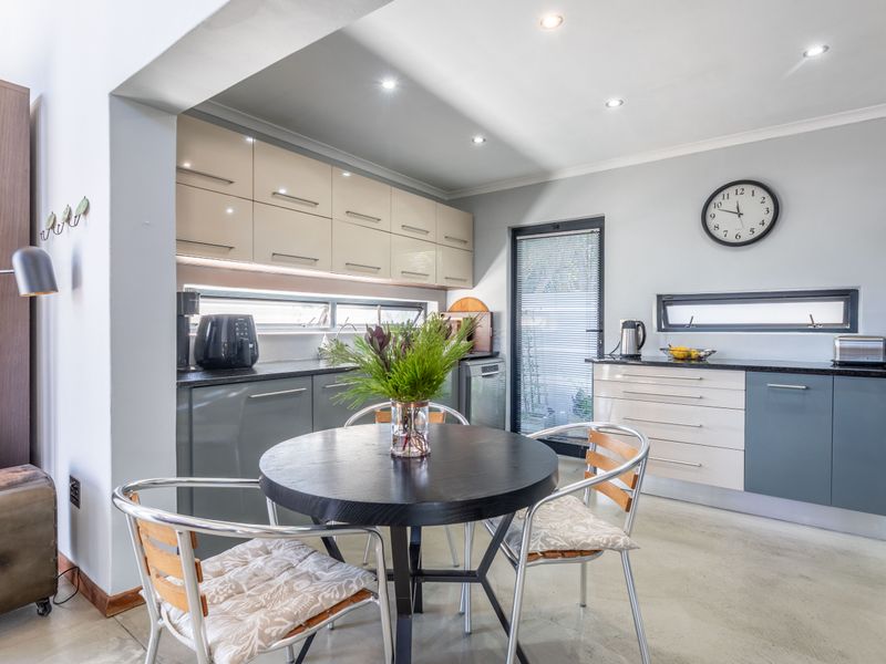 Double volume ceiling House 3 beds,2 lounges, 2  baths ,double garage for sale in parklands! - Photo 9