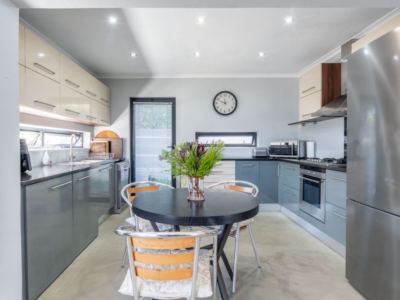 Double volume ceiling House 3 beds,2 lounges, 2  baths ,double garage for sale in parklands! - Photo 8