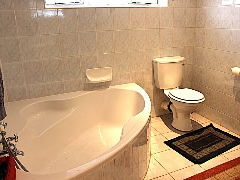 This Immaculate and Spacious Family Home Is Move In Ready - Photo 5