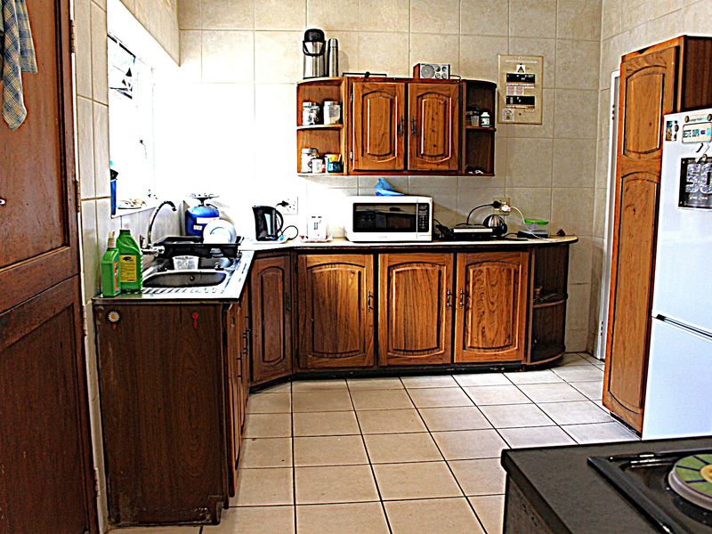 This Immaculate and Spacious Family Home Is Move In Ready - Photo 4