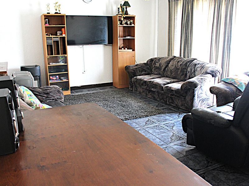 This Immaculate and Spacious Family Home Is Move In Ready - Photo 10