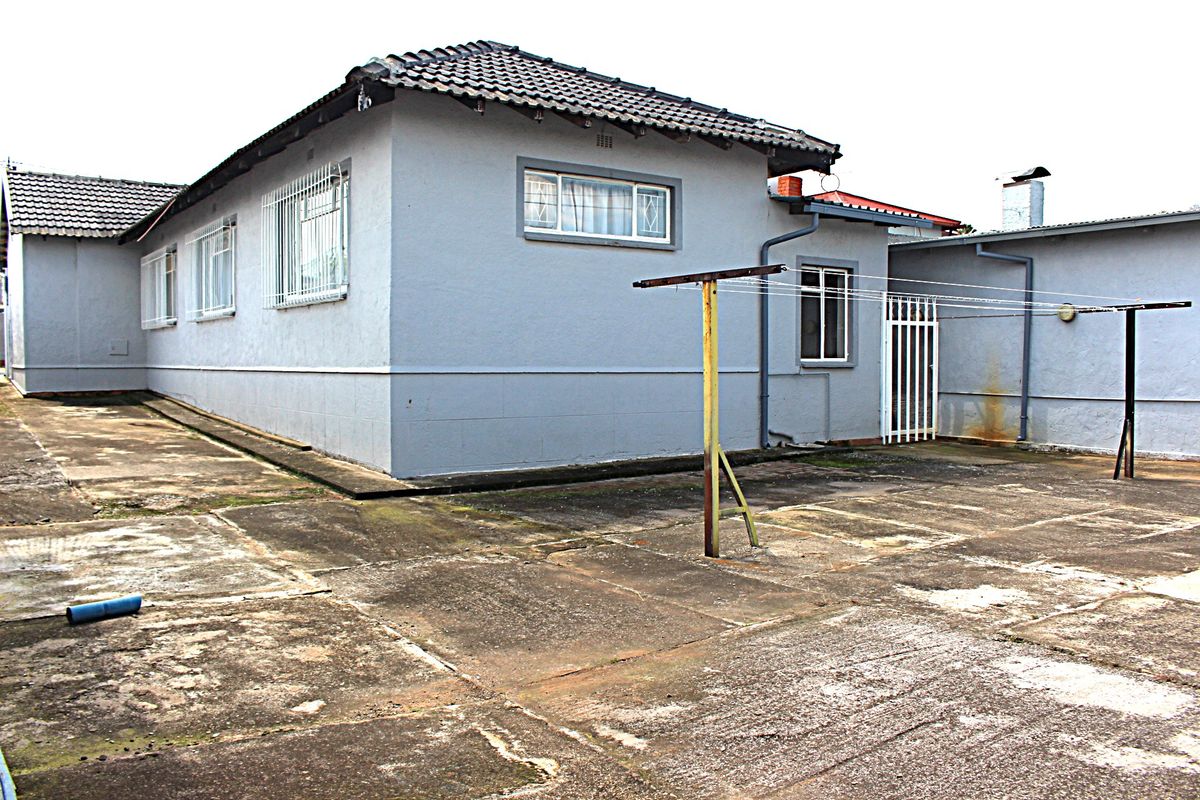 This Immaculate and Spacious Family Home Is Move In Ready - Photo 2