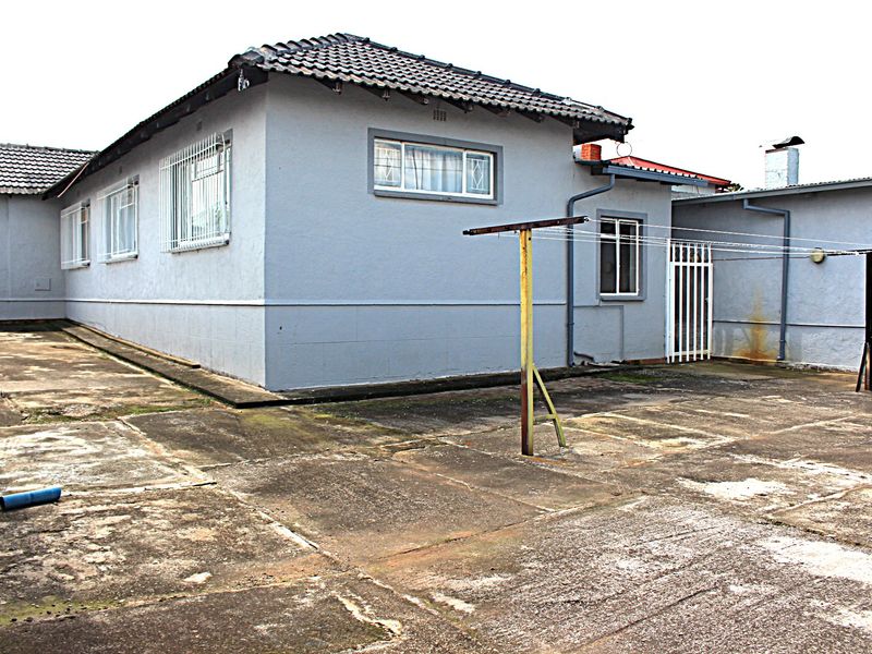 This Immaculate and Spacious Family Home Is Move In Ready - Photo 2