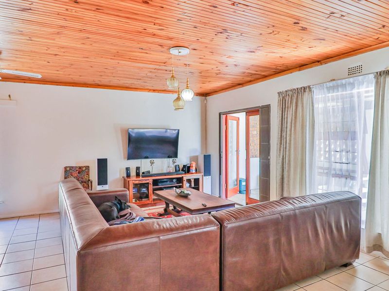 Langebaan - Midtown property - stone throw from beach - Photo 3