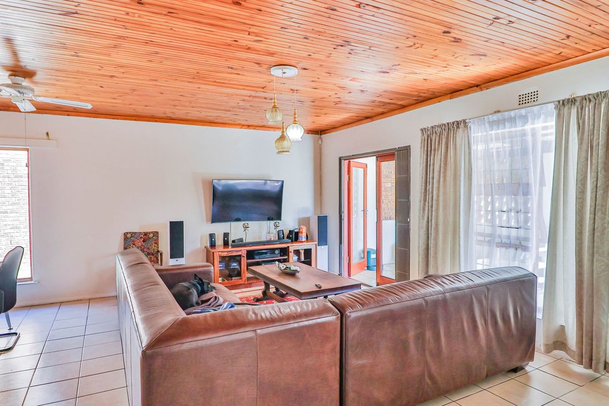 Langebaan - Midtown property - stone throw from beach - Photo 3