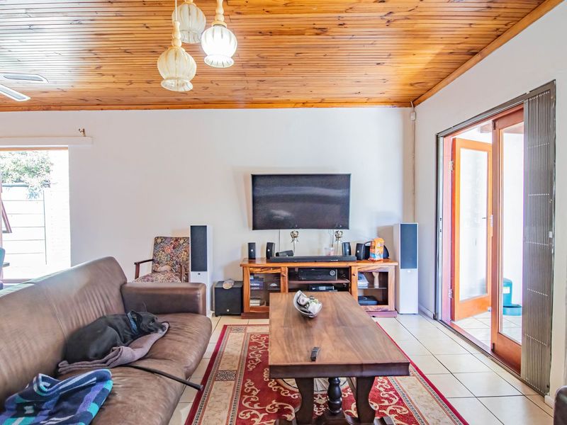 Langebaan - Midtown property - stone throw from beach - Photo 9