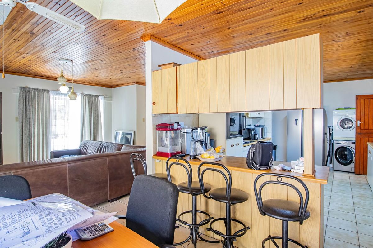 Langebaan - Midtown property - stone throw from beach - Photo 4