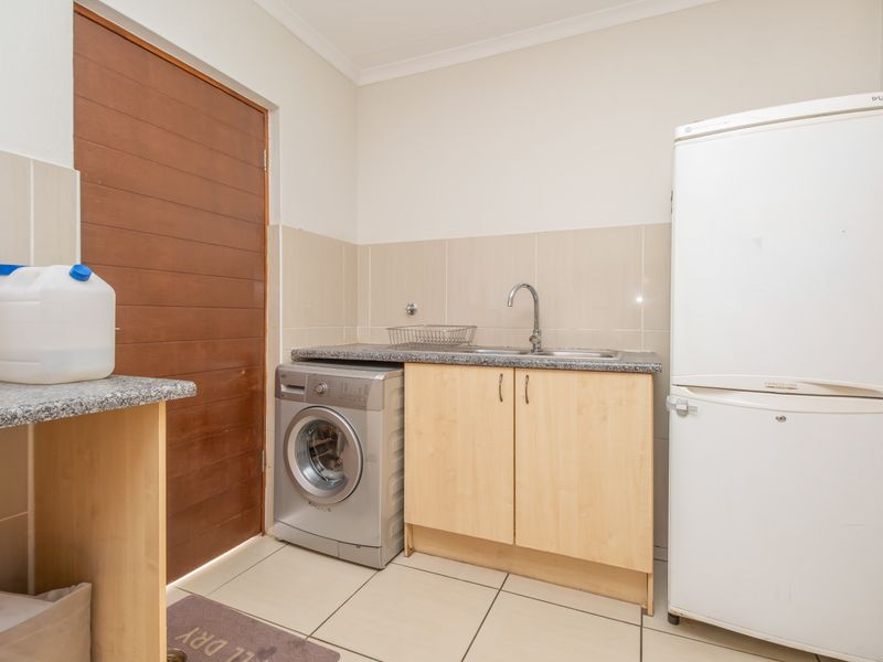 Modern 2-Bed, 2-Bath Unit for Sale in Chestnut Grove, North Riding - Photo 4