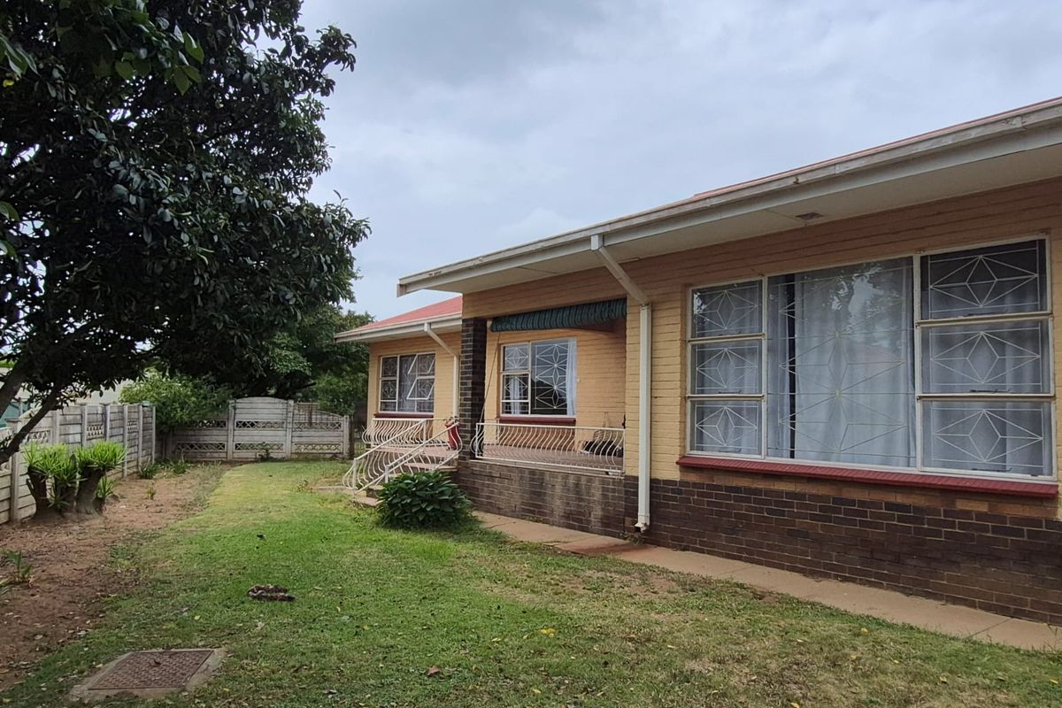 Spacious Family Home with Borehole on a Large Stand - Photo 4