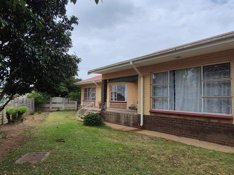 Spacious Family Home with Borehole on a Large Stand - Photo 4