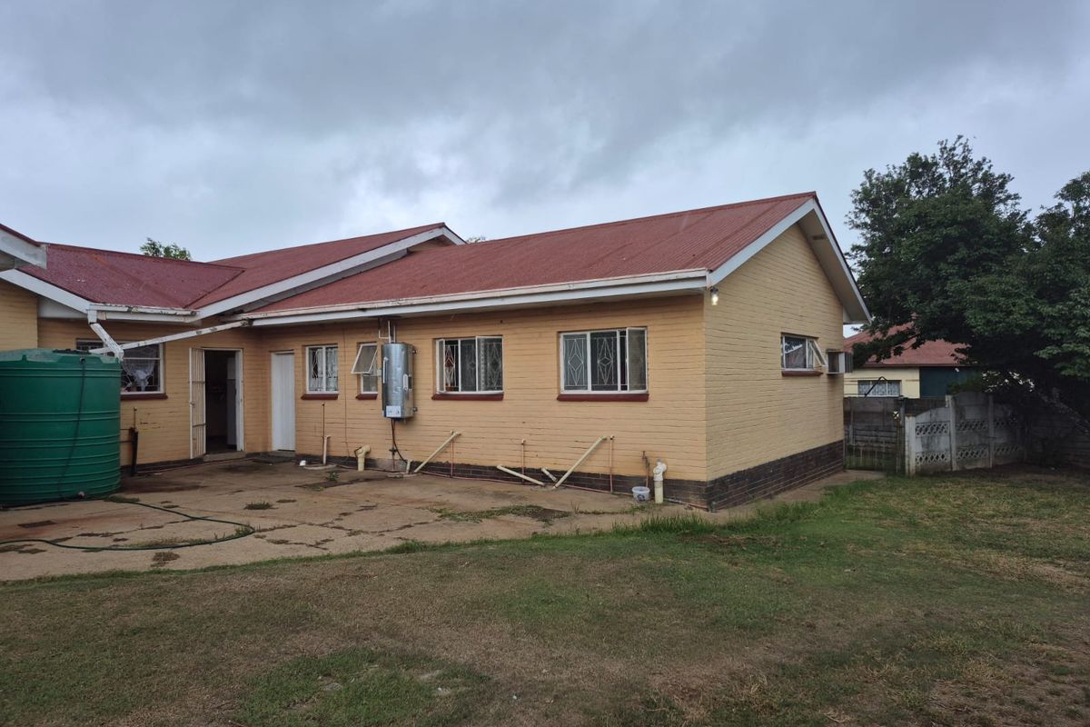 Spacious Family Home with Borehole on a Large Stand - Photo 3