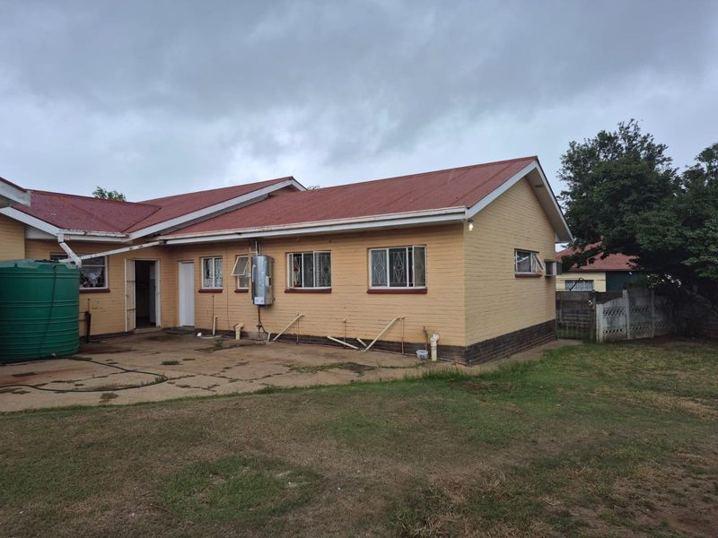 Spacious Family Home with Borehole on a Large Stand - Photo 3