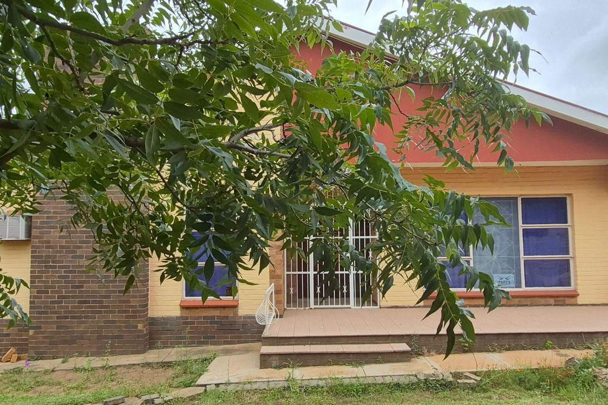 Spacious Family Home with Borehole on a Large Stand - Photo 2