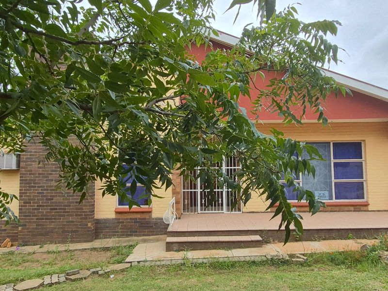 Spacious Family Home with Borehole on a Large Stand - Photo 2