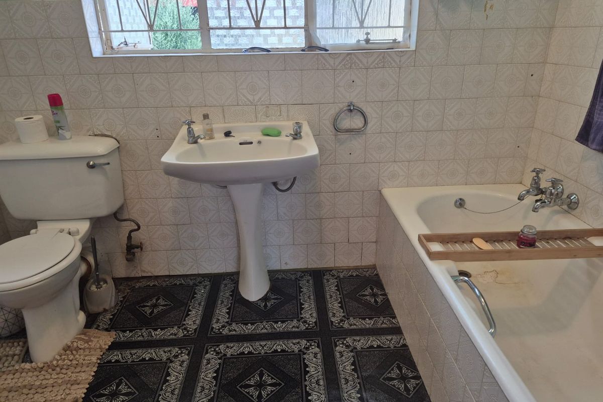 Spacious Family Home with Borehole on a Large Stand - Photo 5