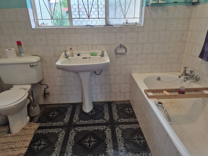 Spacious Family Home with Borehole on a Large Stand - Photo 5