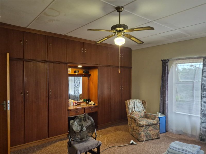 Spacious Family Home with Borehole on a Large Stand - Photo 7