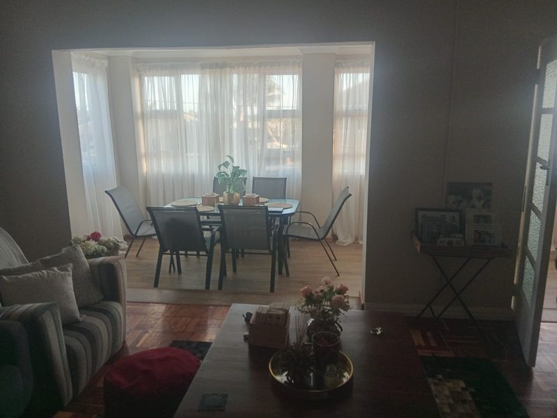 Central, Secure & Move-In Ready – Upmarket 2-Bedroom Apartment - Photo 4