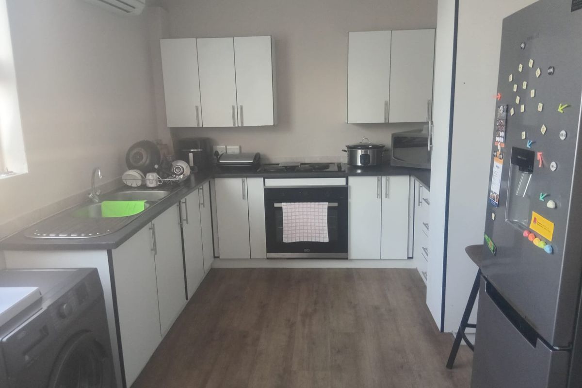 Central, Secure & Move-In Ready – Upmarket 2-Bedroom Apartment - Photo 2