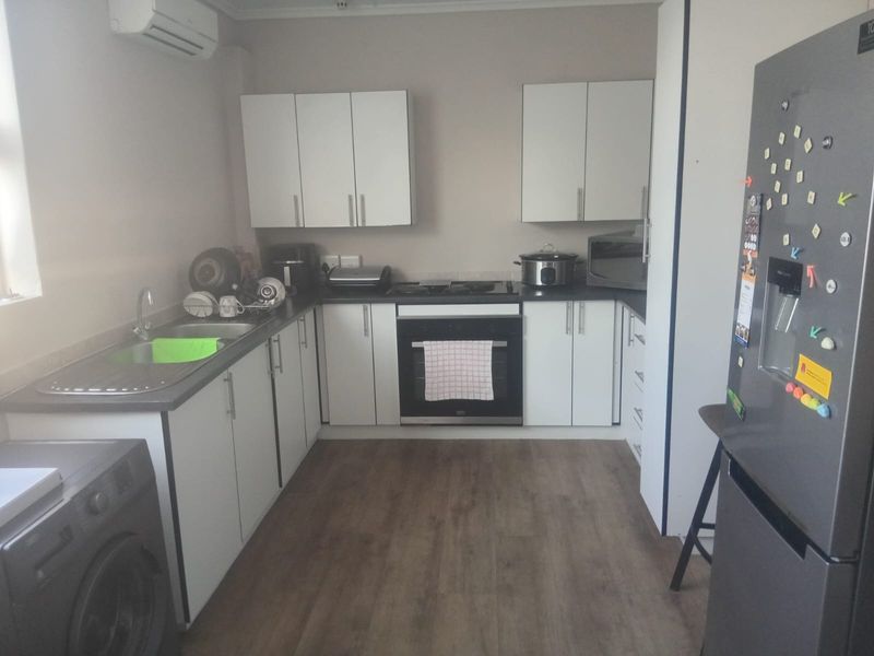 Central, Secure & Move-In Ready – Upmarket 2-Bedroom Apartment - Photo 2