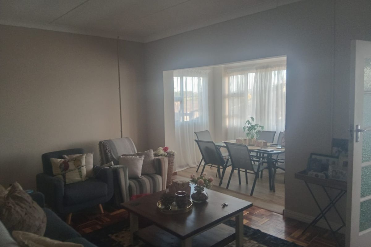 Central, Secure & Move-In Ready – Upmarket 2-Bedroom Apartment - Photo 3